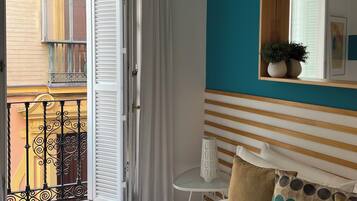 Departamento estándar | Ropa de cama de alta calidad, edredón y tabla de planchar con plancha