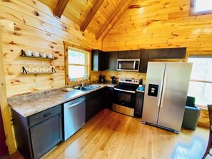 冷蔵庫、電子レンジ、オーブン、コンロ