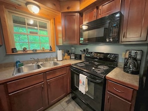 Fridge, microwave, oven, stovetop - Blues Moon RRG - Hot tub | Wifi | Foosball Table! (Stanton)