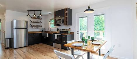 Een koelkast, een magnetron, een oven, een kookplaat