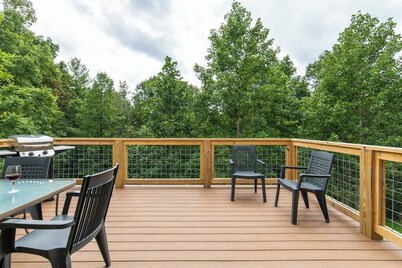 Cedar Creek Cottage - Hot Tub, Modern, Private!