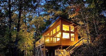 Cliffline Twilight |Cliffside Hot Tub ·RRG Retreat | Epic views & Pet Friendly