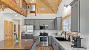 Private kitchen - Daze Off - Natural Bridge, Luxury, Hot Tub, SUP Ky (Rogers)