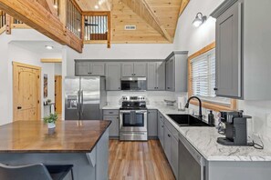 Fridge, microwave, oven, stovetop - Daze Off - Natural Bridge, Luxury, Hot Tub, SUP Ky (Rogers)