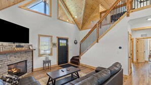 Living area - Daze Off - Natural Bridge, Luxury, Hot Tub, SUP Ky (Rogers)
