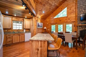 Fridge, microwave, oven, stovetop - Eagle View RRG -Hot Tub- Newly updated | WiFi (Stanton)