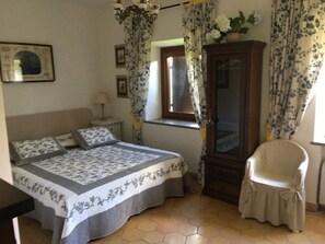 8 habitaciones, tabla de planchar con plancha y wifi gratis