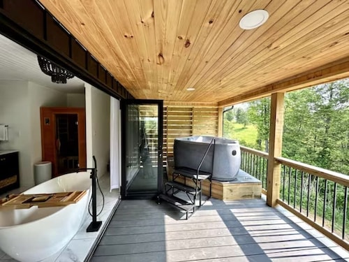 Inverness Cabin - romantic, luxury, hot tub, sauna