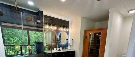 Bañera, toallas, jabón, shampoo