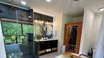 Baignoire, serviettes fournies, savon, shampoing