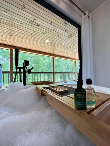 Inverness Cabin - romantic, luxury, hot tub, sauna