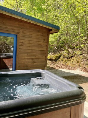 Outdoor spa tub