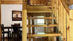 Una scala in legno con corrimano che conduce a un piano superiore.