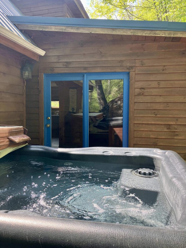 Outdoor spa tub