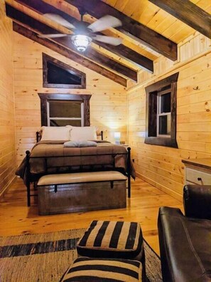 4 bedrooms, desk, WiFi, bed sheets