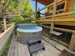 Outdoor spa tub - Muir's Retreat - Hot Tub | Pet Friendly | Private | Located Just Minutes from Nada Tunnel! (Stanton)