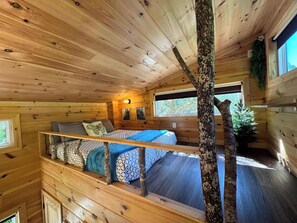2 bedrooms, bed sheets - Muir's Retreat - Hot Tub | Pet Friendly | Private | Located Just Minutes from Nada Tunnel! (Stanton)
