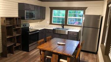 Kylskåp, mikrovågsugn, ugn och spishäll