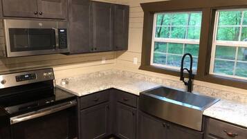 Kylskåp, mikrovågsugn, ugn och spishäll