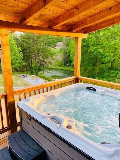 Smallwood - Central RRG Cabin with Hot Tub & WiFi