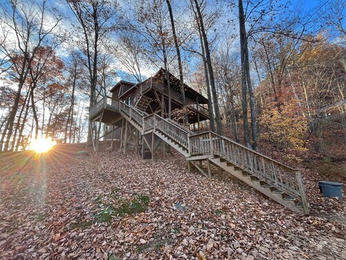 Tall Timbers - Hot Tub, Pets, Overlook!