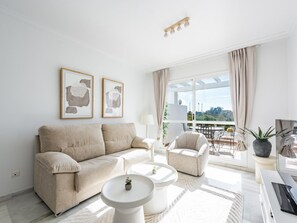 TV - Charming 2-bedroom apartment with pools and parking in Marbella (Marbella)