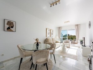 TV - Charming 2-bedroom apartment with pools and parking in Marbella (Marbella)