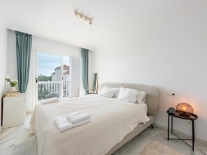 2 bedrooms, free WiFi, bed sheets - Charming 2-bedroom apartment with pools and parking in Marbella (Marbella)