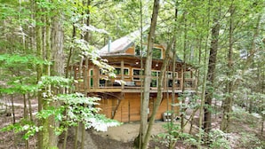 A wooden cabin with multiple levels, surrounded by trees in a forest. - The Founder - Iconic Rockhouse Cabin! (Campton)