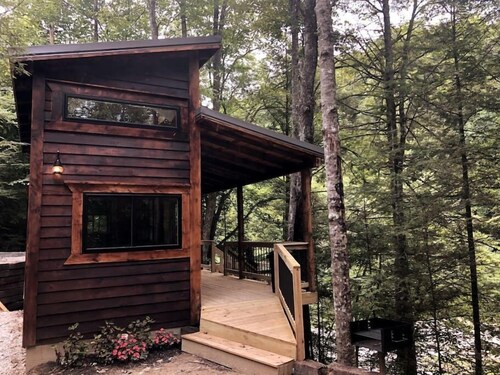 Theodore Tiny Cabin- RRG Hot Tub! Pet Friendly!