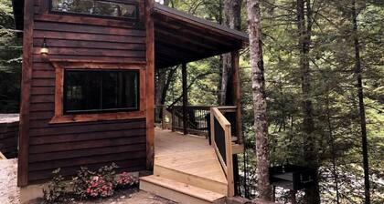 Theodore Tiny Cabin- RRG Hot Tub! Pet Friendly!