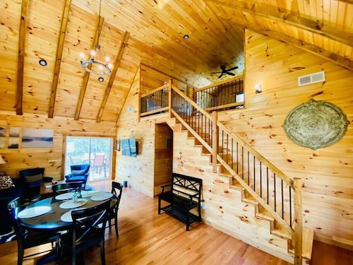 Timberview •Central RRG w/ WiFi, Hot Tub, Fire Pit