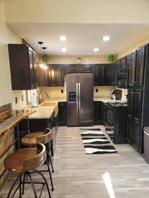 ثلاجة، ميكروويف، فرن، موقد طهي مسطح