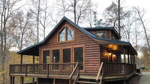 A log cabin with a porch and a covered deck area. - Wildcat Cabin • Pet Friendly, Hot Tub, Forest Stay (Stanton)