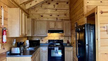 Kylskåp, mikrovågsugn, ugn och spishäll