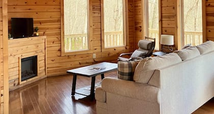 Wildwood Cabin RRG, Hot tub-private hikes nearby