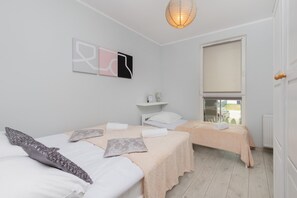 1 habitación, tabla de planchar con plancha, cuna de viaje y wifi 
