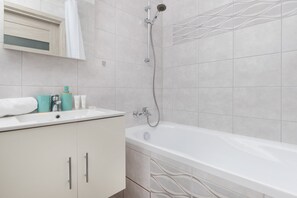 Badewanne, Haartrockner, Handtücher, Shampoo