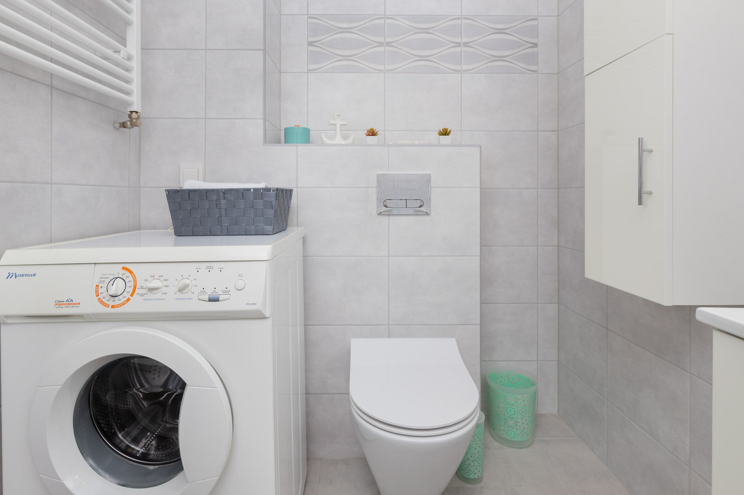 Bathtub, hair dryer, towels, shampoo