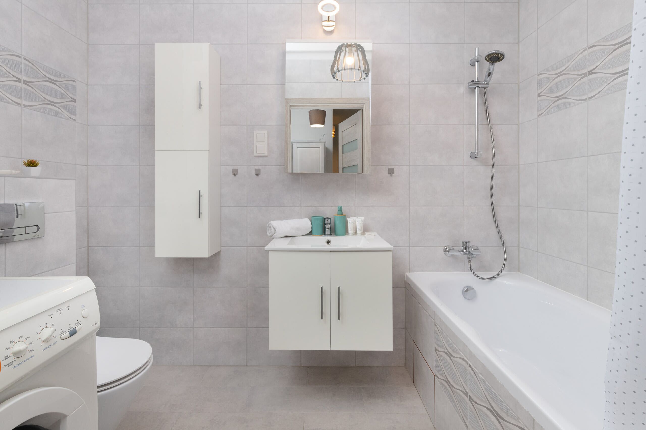 Bathtub, hair dryer, towels, shampoo