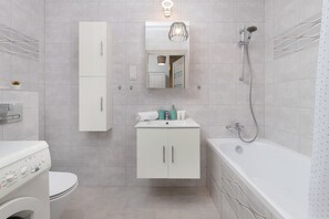 Badekar, hårføner, håndklær og sjampo