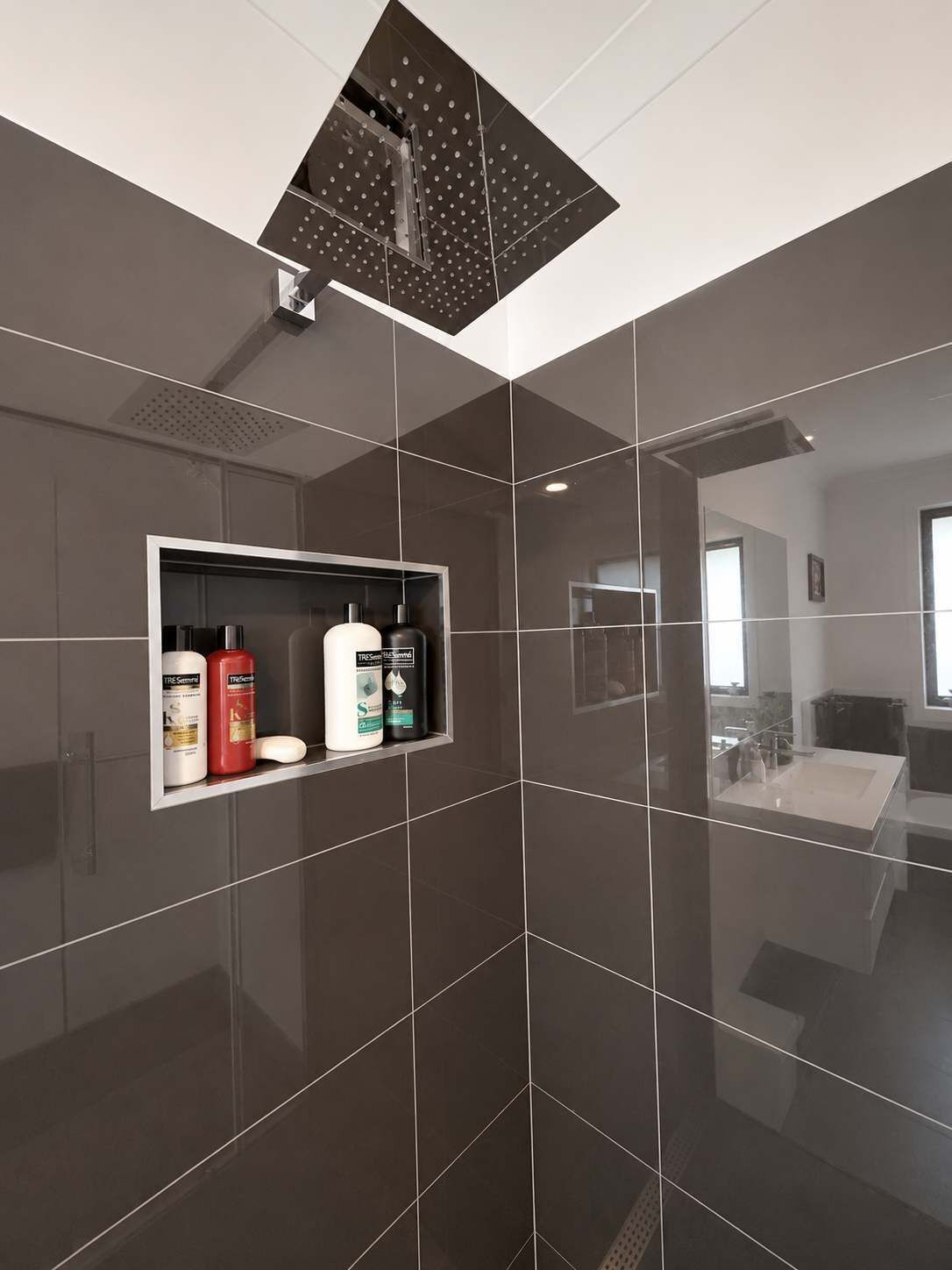 Badekar, hårtørrer, håndklæder, Shampoo