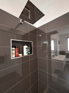 Badekar, hårføner, håndklær og sjampo