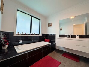 Badekar, hårføner og håndklær