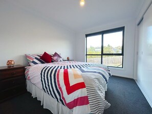 4 soverom, skrivebord, strykejern/-brett og reiseseng for barn