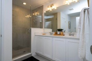 Badewanne, Haartrockner, Handtücher, Shampoo