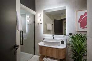 Dusche, Haartrockner, Handtücher, Seife