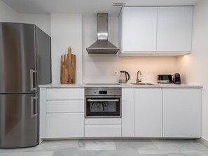 Fridge, oven, dishwasher, coffee/tea maker