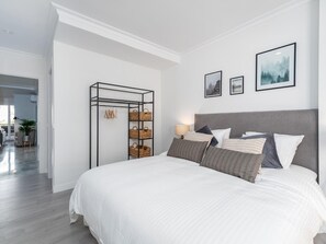 2 bedrooms, free WiFi, bed sheets - 2-BR Apartment with Terrace, Pool, and Parking near Puerto Banus (Marbella)