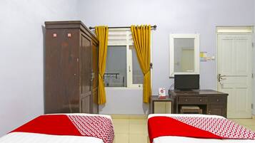 Standard Twin Room | Desk, laptop workspace, free WiFi, bed sheets